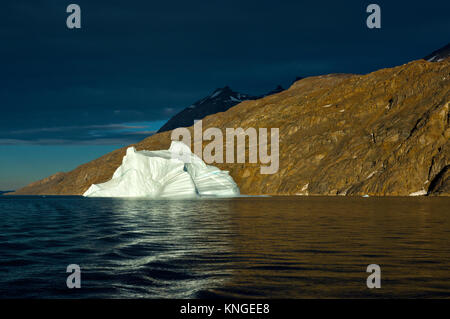 Iceberg dans la lumière du soir, Fohnfjord, Scoresby Sound, du Groenland, de l'été 2017 Banque D'Images