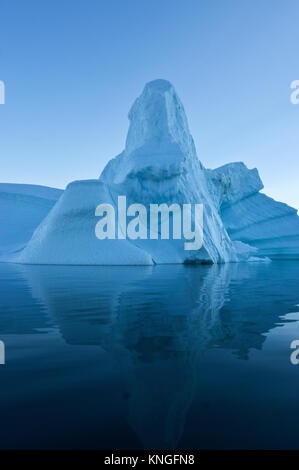 Bleu iceberg dans la lumière du soir, Scoresby Sound, du Groenland, de l'été 2017 Banque D'Images