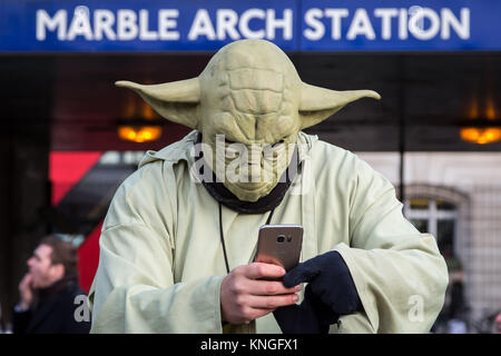 Londres, Royaume-Uni. 9Th Mar, 2017. Un artiste de rue Yoda flottante vérifie son téléphone mobile près de Marble Arch Station. Crédit : Guy Josse/Alamy Live News Banque D'Images