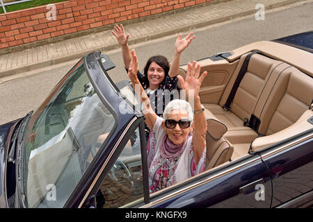 Les femmes de différentes générations, heureux dans une voiture décapotable Banque D'Images