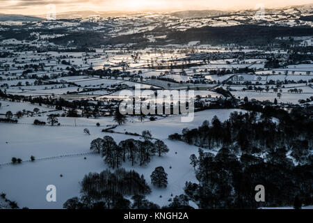 Neige scène sur la vallée de Clwyd avec le soleil sur le point d'établir. Prises de Moel Famau, décembre 2017. Banque D'Images