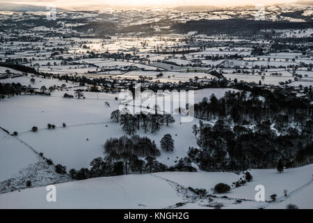 Neige scène sur la vallée de Clwyd avec le soleil sur le point d'établir. Prises de Moel Famau, décembre 2017. Banque D'Images