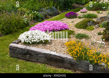 Alpin soulevé dans un lit français pépinière de montrer aux visiteurs les combinaisons de plantation possible Banque D'Images