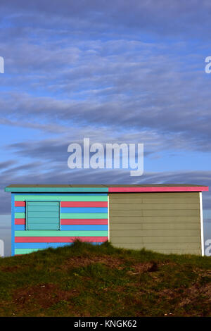 Cabanes de plage aux couleurs vives, belle lumière du soir à saint helen, Bembridge sur l'île de Wight paysage côtier, l'île de wight rivage, plage. Banque D'Images