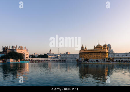 Photo horizontale de Sri Harmandir Sahib, connu sous le nom de Temple d'or et le Darbar Sahib, est le plus saint Gurdwara et le plus important site de pèlerinage Banque D'Images