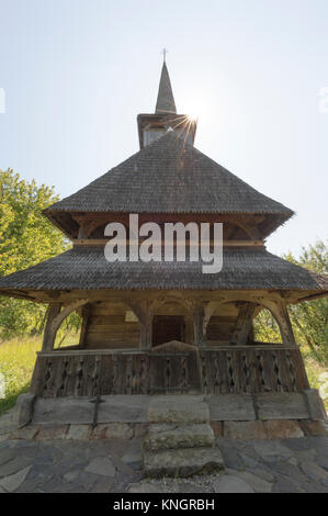 Vue frontale de l'ancienne église en bois dans la région de Barsana, Maramures, Roumanie. Banque D'Images