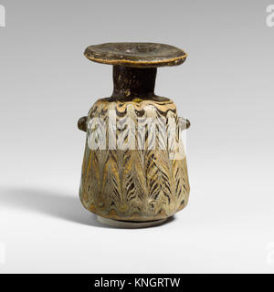 Cet alabastron en verre squat, un flacon de parfum romain antique, met en valeur l'artisanat d'époque et des caractéristiques de design distinctives. Banque D'Images