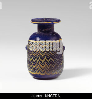 Cet alabastron en verre MET est une bouteille de parfum romaine antique illustrant l'artisanat du verre, la fonction de rangement et le design décoratif de son époque. Banque D'Images