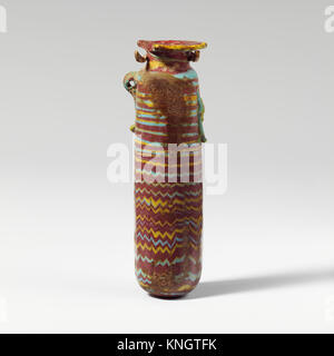 Cet alabastron en verre, flacon de parfum de la collection MET, illustre l'artisanat ancien de la verrerie, mettant en valeur le design fonctionnel et l'art décoratif. Banque D'Images