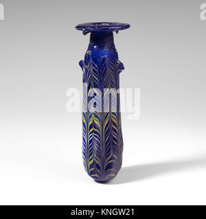 Cet alabastron en verre, un flacon de parfum de la fin du IVe ou du début du IIIe siècle av. J.-C., illustre l'artisanat de la Méditerranée orientale et du sud de l'Italie, conservé comme artefact historique au Metropolitan Museum of Art. Banque D'Images