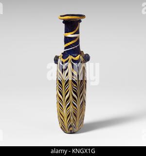 Cet alabastron en verre est une bouteille de parfum ancienne, présentant l'artisanat, l'art et les techniques de verrerie détaillées de son époque. Banque D'Images