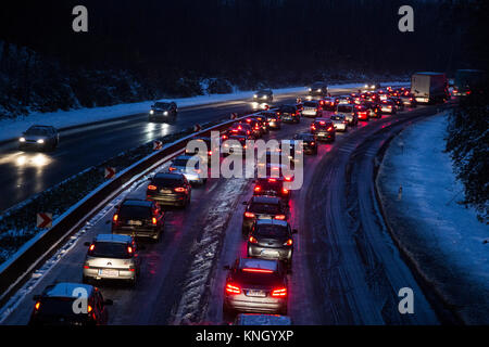 Embouteillage sur l'autoroute A40 au cours du temps hivernal au crépuscule, Mülheim an der Ruhr, Allemagne Banque D'Images