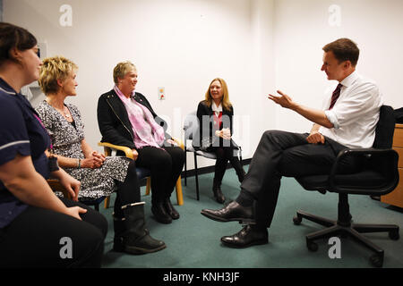 De 0001 sous embargo mardi 12 décembre photo inédit daté du 30/11/17 de la santé parler à Jeremy Hunt Secrétaire personnel durant une visite au St George's Hospital à Tooting, à l'ouest de Londres. Banque D'Images