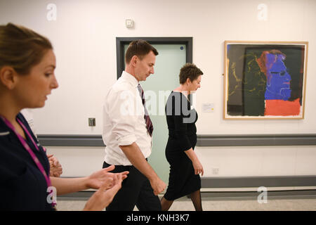 Jeremy Hunt, secrétaire à la Santé, lors d'une visite à l'hôpital St George de Tooting, dans l'ouest de Londres. 30/11/17 Banque D'Images