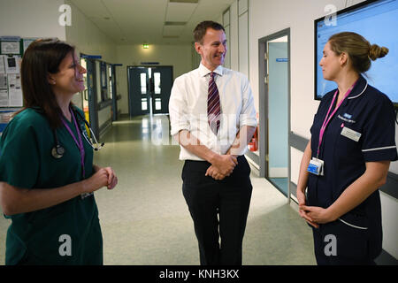 De 0001 sous embargo mardi 12 décembre photo inédit daté du 30/11/17 de la santé parler à Jeremy Hunt Secrétaire personnel durant une visite au St George's Hospital à Tooting, à l'ouest de Londres. Banque D'Images