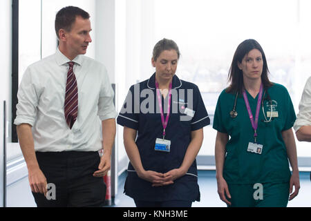 De 0001 sous embargo mardi 12 décembre photo inédit daté du 30/11/17 de la santé parler à Jeremy Hunt Secrétaire personnel durant une visite au St George's Hospital à Tooting, à l'ouest de Londres. Banque D'Images