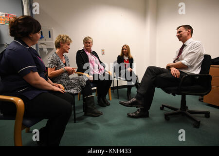 De 0001 sous embargo mardi 12 décembre photo inédit daté du 30/11/17 de la santé parler à Jeremy Hunt Secrétaire personnel durant une visite au St George's Hospital à Tooting, à l'ouest de Londres. Banque D'Images