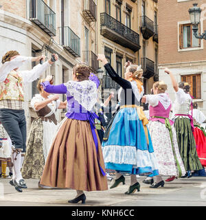 La danse traditionnelle dans les Fallas Balls al Carrer, Plaza de la Virgen, Valencia, Espagne Banque D'Images