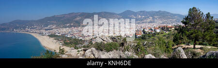 Vue depuis la colline du château sur la ville d'Alanya avec plage de Cléopâtre, riviera turque, Turquie Banque D'Images