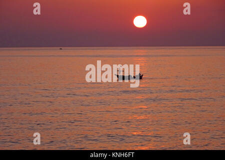 Petit bateau de pêche sur la mer au coucher du soleil, Alanya, Turkish riviera, Turquie Banque D'Images