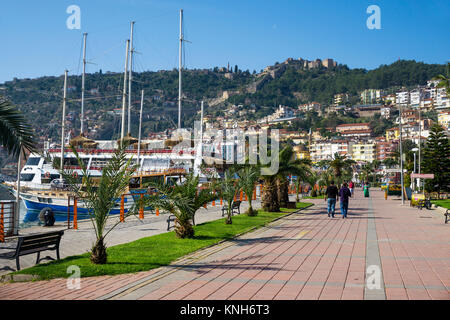 Port et promenade du port, vue sur la colline du château avec Citadel, Alanya, Turkish riviera, Turquie Banque D'Images