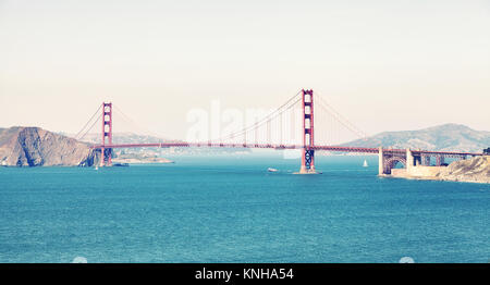 Photo panoramique du Pont du Golden Gate, tons de couleur libre, San Francisco, USA. Banque D'Images