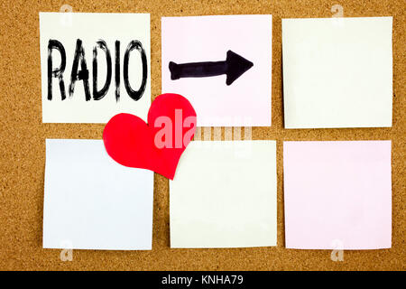 Par contre l'écriture de texte conceptuel inspiration légende montrant Radio concept à l'attention des médias et de l'éducation et de l'amour écrit sur fond de bois, zone de rappel Banque D'Images