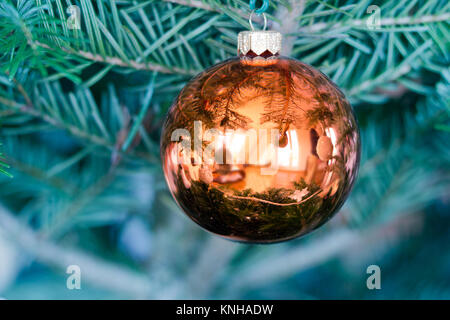 Orange christmas bauble closeup on christmas tree Banque D'Images