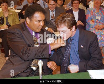 Muhammad Ali et Michael J. Fox clown pour les caméras avant de donner leur témoignage devant le Sénat des États-Unis et de la main-d'Appropriations Subcommittee on HHS sur la maladie de Parkinson sur la colline du Capitole à Washington, DC Le 22 mai 2002. Tant M. Fox et le champ a plaidé pour un financement accru pour les National Institutes of Health (NIH) pour la recherche sur le Parkinson. Credit : Ron Sachs / CNP /MediaPunch Banque D'Images