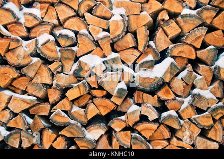 Image de fond de la neige a couvert tas de bois de pin Banque D'Images