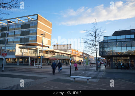 Shoppers on du passage pour piétons entre la municipalité et la Société de construction de Cube street Shopping Centre à Corby, Northants, England. Banque D'Images