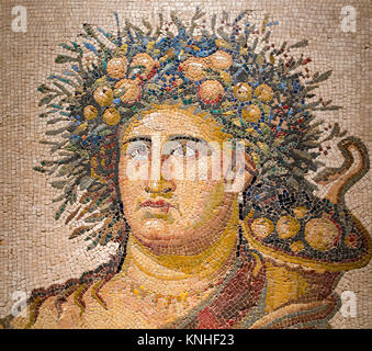 Madrid, Espagne - 11 novembre 2017 : mosaïque polychrome romain avec la représentation d'un génie de l'année au Musée Archéologique National de Madrid Banque D'Images