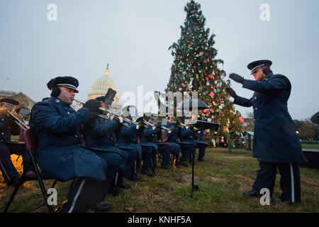 L'US Air Force Band effectue lors de la cérémonie d'illumination de l'arbre de Noël du Capitole à la capitale américaine West Lawn 6 décembre 2016, à Washington, DC. L'arborescence est une épinette d'Engelmann de la Payette National Forest. (Photo par Cecilio Ricardo via Planetpix) Banque D'Images