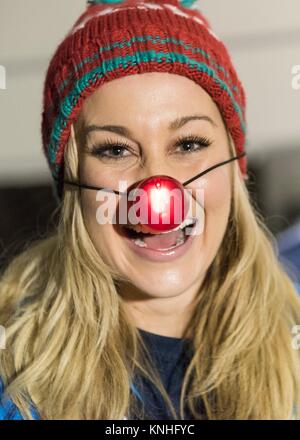 La chanteuse de musique country Kellie Pickler porte un Rudolph le renne Red-Nosed nez pendant l'exécution de soldats américains au cours de la tournée de l'USO CJCA 25 Décembre, 2016 en Iraq. (Photo de PO2 Dominique A. Pineiro via Planetpix) Banque D'Images