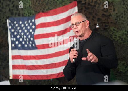 Le célèbre chef Robert Irvine parle de soldats américains au cours de la tournée de l'USO CJCA 25 Décembre, 2016 en Iraq. (Photo de PO2 Dominique A. Pineiro via Planetpix) Banque D'Images