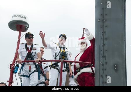 Les marins américains et d'un imitateur du père Noël entre amis et famille pendant une fin de semaine pour l'USN Los Angeles-classe sous-marin d'attaque USS Oklahoma City le 8 décembre 2016 à Apra Harbour, Guam. (Photo de PO1 par Planetpix Jamica Johnson) Banque D'Images