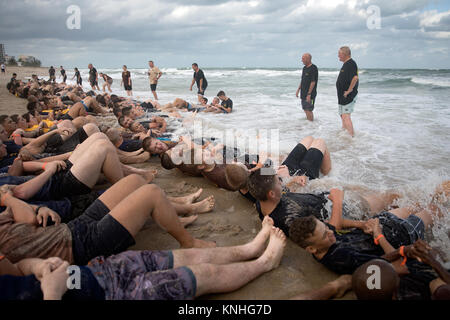 U.S. Naval Sea Cadet Corps recrute participer à l'entraînement physique de plage, 5 novembre 2016 à Fort Pierce, Floride. (Photo de PO2 Abe McNatt via Planetpix) Banque D'Images