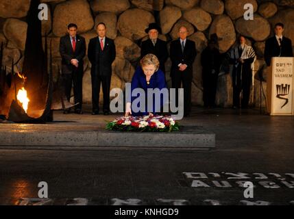 La secrétaire d'Etat américaine Hillary Clinton relights la flamme éternelle et dépose une gerbe dans la salle du Souvenir de Yad Vashem, le 3 mars 2009 à Jérusalem, Israël. La salle du Souvenir est une commémoration de l'Holocauste à l'intérieur du site mémorial officiel d'Israël aux victimes de l'Holocauste. (Photo par Matty Stern par Planetpix) Banque D'Images