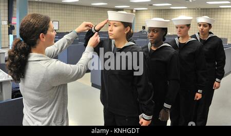 Les recrues de la marine américaine sont prévus pour le Cavalier bleu robe tops traditionnellement connue comme l'uniforme Crackerjack à la formation des recrues, 27 octobre 2016 Commande de Grands Lacs, l'Illinois. Elles sont les premières femmes à recevoir la robe bleue de cavaliers dans le cadre de la nouvelle initiative de la Marine à avoir l'uniformité parmi les marins. (Photo de Seth Schaeffer par Planetpix) Banque D'Images