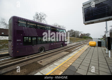 Le Busway guidé Leigh qui exploite les bus V1 et V2 dans le centre ville de Manchester à partir de la plate-forme d'autobus, NewearthRoad,UK Manchester Worsley Banque D'Images