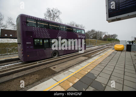 Le Busway guidé Leigh qui exploite les bus V1 et V2 dans le centre ville de Manchester à partir de la plate-forme d'autobus, NewearthRoad,UK Manchester Worsley Banque D'Images