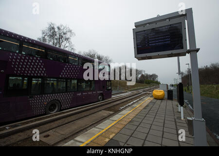 Le Busway guidé Leigh qui exploite les bus V1 et V2 dans le centre ville de Manchester à partir de la plate-forme d'autobus, NewearthRoad,UK Manchester Worsley Banque D'Images