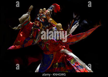 Lama tibétain effectue la danse rituelle masque dans un bel habit sacré, l'Himalaya, l'Inde du Nord. Banque D'Images