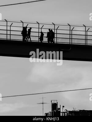 Les gens sur un pont à Stockholm, Suède Banque D'Images
