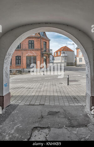 L'un des nombreux petits bâtiments dans la vieille ville de Helsingor au Danemark comme vu par une arcade. Banque D'Images