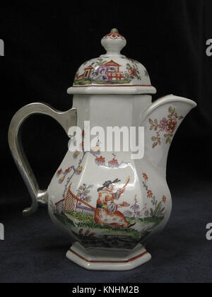 Cette cafetière de la collection MET démontre une métallurgie détaillée, combinant une utilisation fonctionnelle et un design décoratif, reflétant le savoir-faire artisanal de sa période historique. Banque D'Images