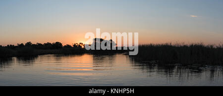 Coucher du soleil sur l'Okavango en Namibie Banque D'Images