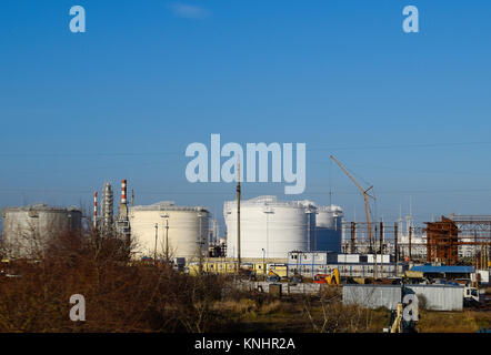 Raffinerie. Des réservoirs de stockage de produits de raffinage. Les colonnes de rectification. Les colonnes de distillation, tuyaux et autres équipements de la raffinerie fours. L'o Banque D'Images