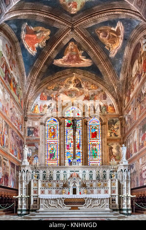 Autel avec la Capella Tornabuoni derrière, contenant des fresques de Domenico Ghirlandaio (1448-1494), Eglise de Santa Maria Novella, Florence, Italie. Banque D'Images