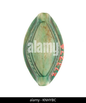 Cet artefact est un cowroid inscrit avec le cartouche de Maatkarê (Hatshepsout), connu sous le nom de Seigneur des deux terres, de MET 27.3,274, illustrant l'iconographie royale égyptienne et les inscriptions. Banque D'Images